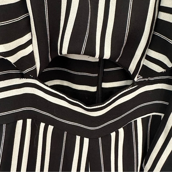 🖤🤍Black and White Striped Jumper with keyhole cut out - size small - Picture 3 of 5